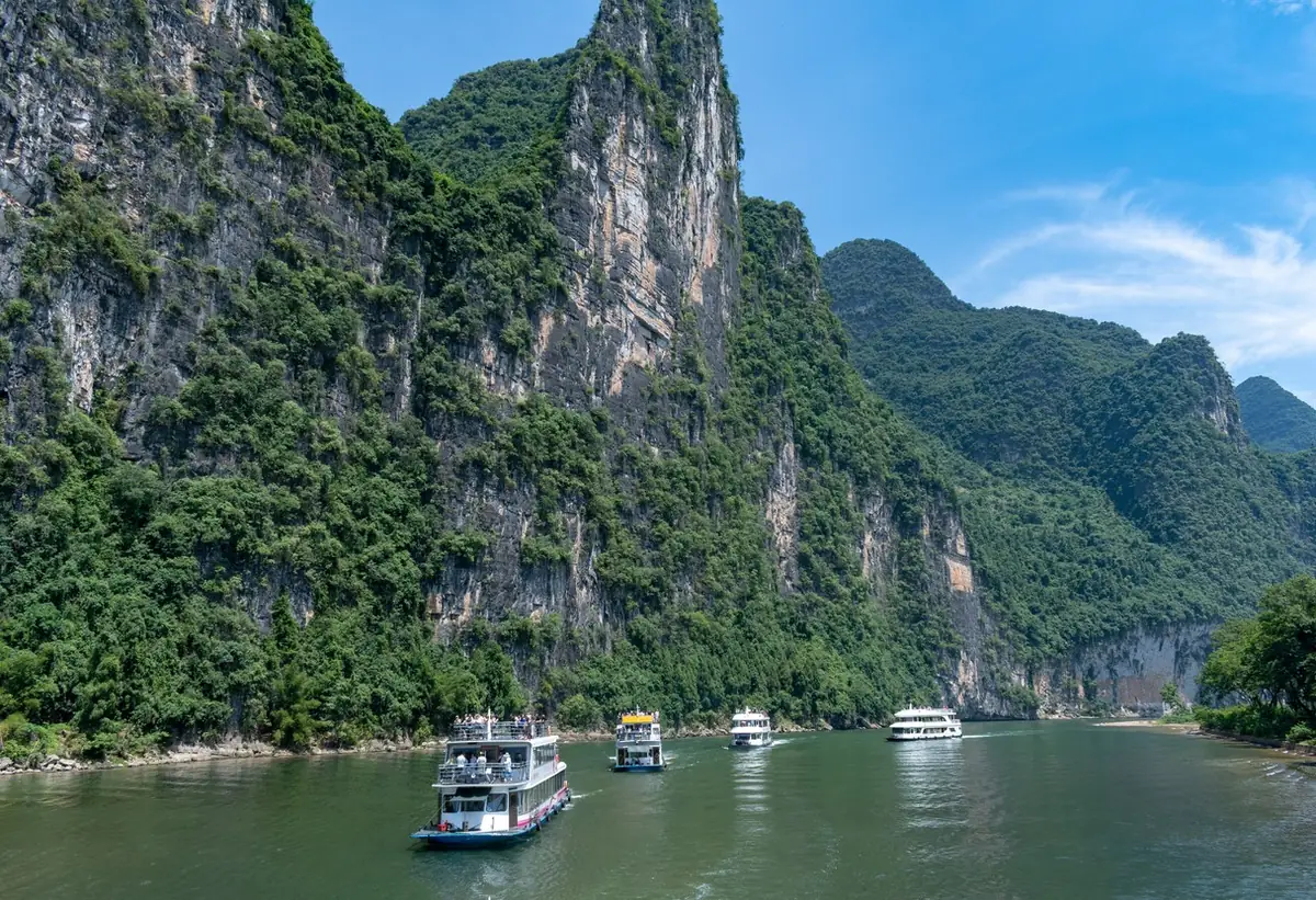 Li River cruise with karst mountains